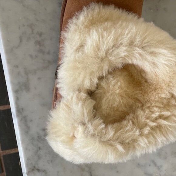UGG Bailey Button UGG Charm Chestnut Brown Sheepskin Boots Size 6 - Picture 13 of 16
